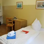 Schwalbenweg 2* Шёнефельд
